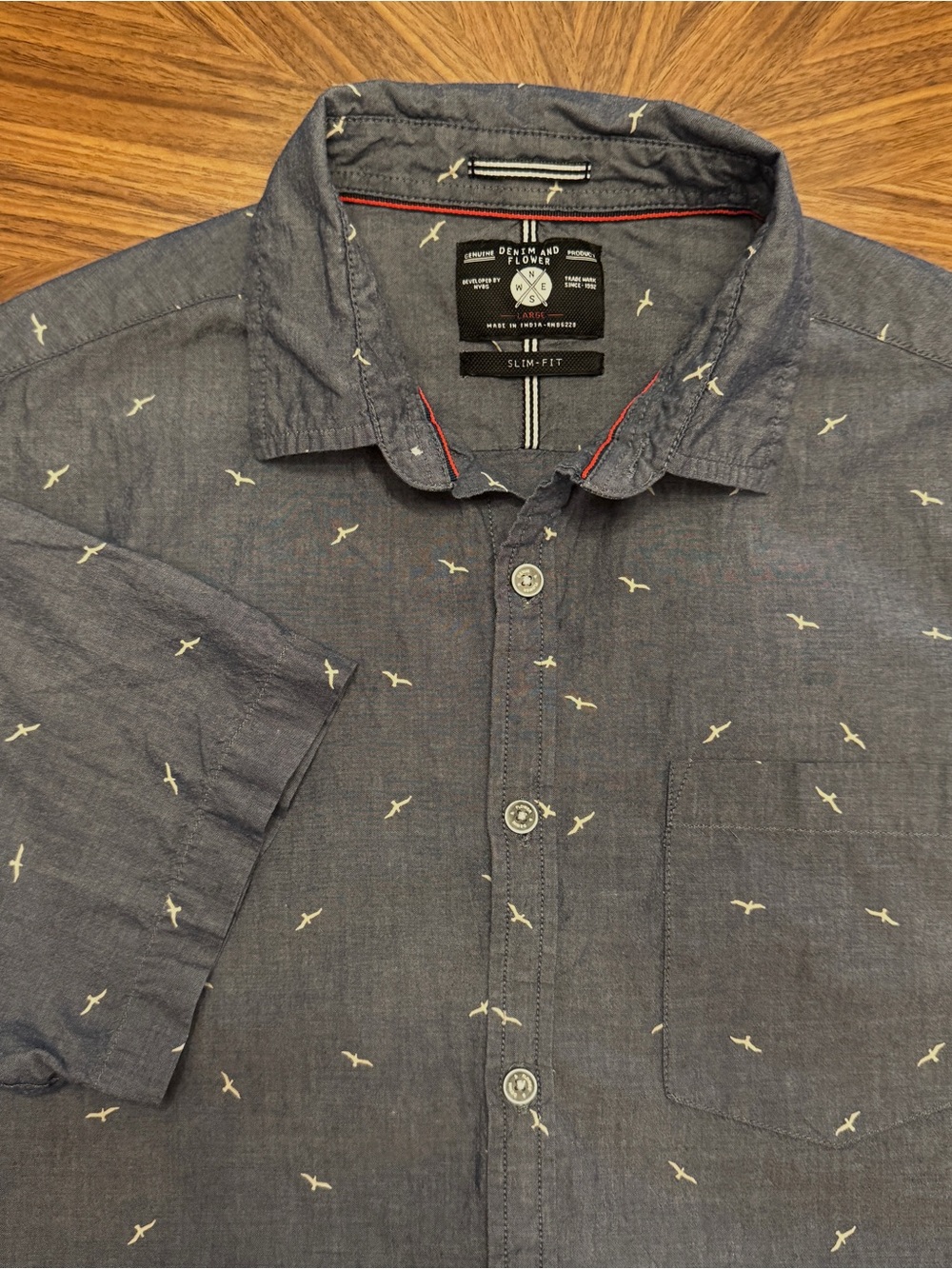 Men's Casual Chambray Blue Short-Sleeve Button-Down Shirt with Small Bird  Print